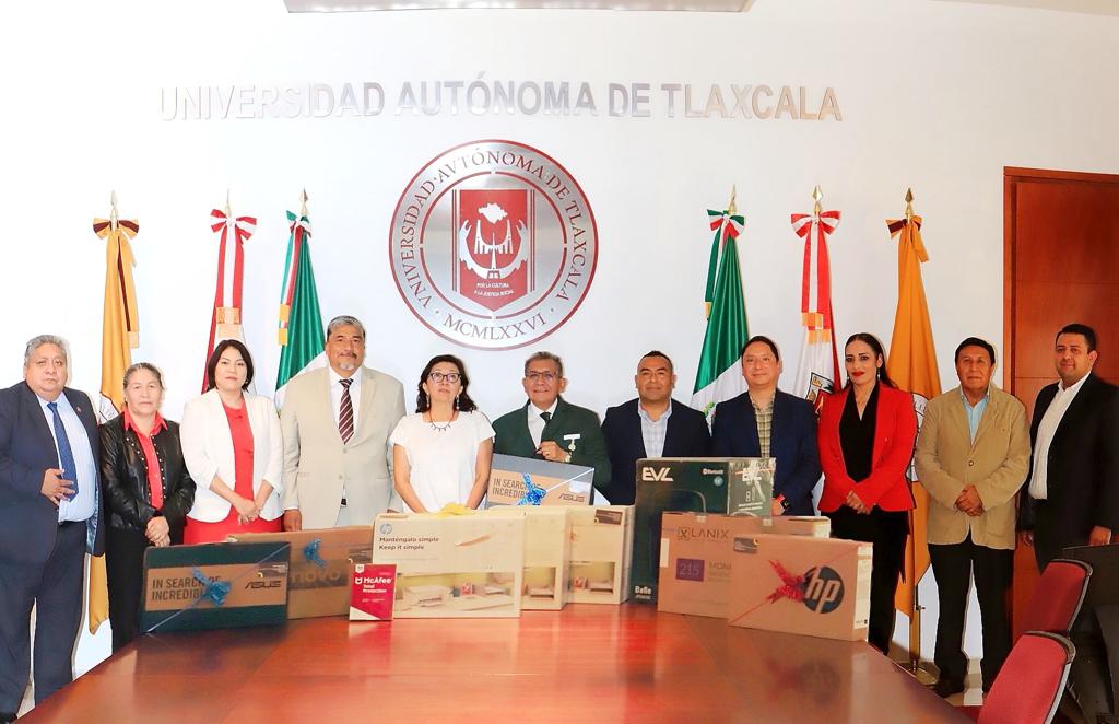 Recibe UATx donación de equipos digitales por parte de egresado